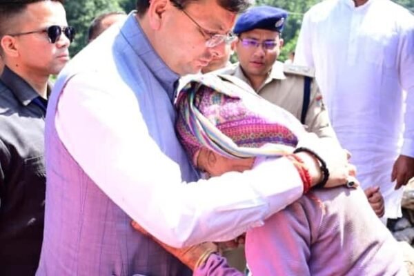 मुख्यमंत्री धामी ने चमोली के आपदा प्रभावित क्षेत्रों का लिया जायजा, प्रभावितों को हरसंभव मदद का दिया भरोसा