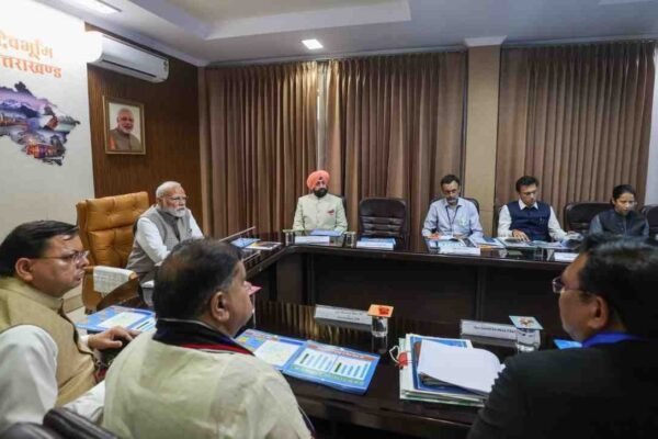 उत्तराखंड पहुंचे पीएम मोदी, आपदा प्रभावितों से की मुलाकात, सहायता राशि का भी ऐलान