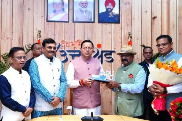 सीएम धामी से मंत्री, विधायक, अधिकारियों और प्रदेशभर से आए लोगों ने की भेंट; दीं दीपावली की शुभकामनाएं