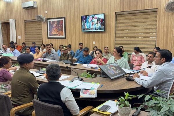 जिलाधिकारी सविन बंसल ने बालगृहों में निवासरत बच्चों के प्रमाण पत्र और कार्ड बनाने की प्रक्रिया तेज करने के दिए निर्देश