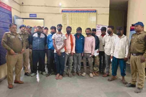 सार्वजनिक स्थान पर शराब पीने वालों को दून पुलिस ने सिखाया कानून का पाठ, शराबियों की बारात लेकर फिर थाने पहुँची दून पुलिस की वाहन सेवा
