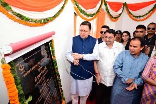 मुख्यमंत्री पुष्कर सिंह धामी ने 840 राजकीय विद्यालयों में हाइब्रिड मोड में संचालित वर्चुअल एवं स्मार्ट कक्षाओं के केन्द्रीयकृत स्टूडियो का किया शुभारंभ